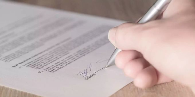 Im Januar sind die Mieten laut Homegate gestiegen. Eine Hand unterzeichnet mit einem Stift einen Vertrag.