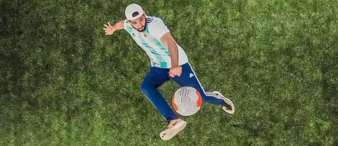 Junger Mann spielt Fussball, um Stress abzubauen Junger Mann spielt Fussball, um Stress abzubauen