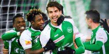 Simone Rapp feiert sein Debut-Tor für St. Gallen mit den Teamkollegen.