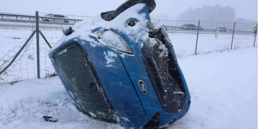 Auf der A12 bei Sâles FR verliert am Mittwochmorgen ein 27-Jähriger die Kontrolle über sein Fahrzeug. Das Auto kommt von der Autobahn ab und landet auf der Seite.