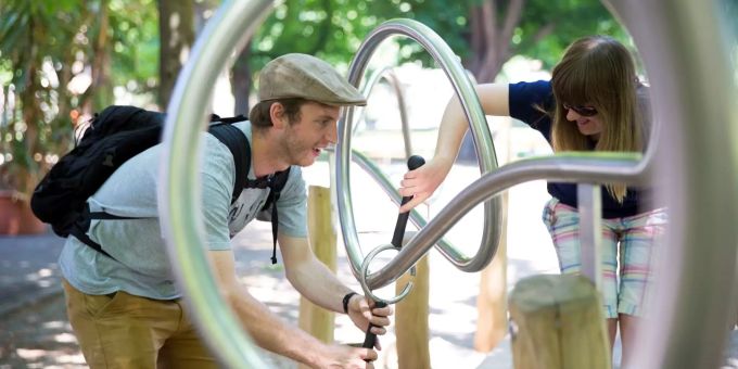 Generationenspielplatz Mann und Frau auf einem Spielplatz