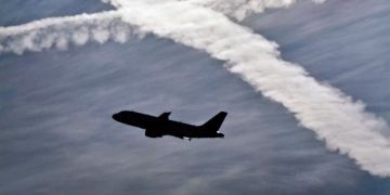 Die Silhouetten eines Flugzeugs.