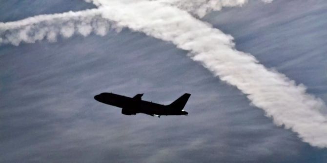 Die Silhouetten eines Flugzeugs.