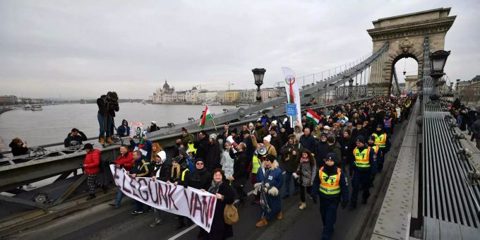 Erstmals seit zwei Wochen geht die Protestbewegung gegen die Regierung des Rechtsnationalisten Viktor Orban in Budapest wieder auf die Strasse. Demonstranten tragen ein Banner.