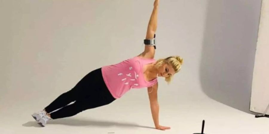 Beatrice Egli startet mit Fitnessübungen wie Seiten-Planking ins neue Jahr.