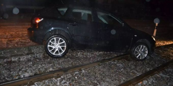 Das Auto stand auf den Gleisen. Auto auf Gleisen