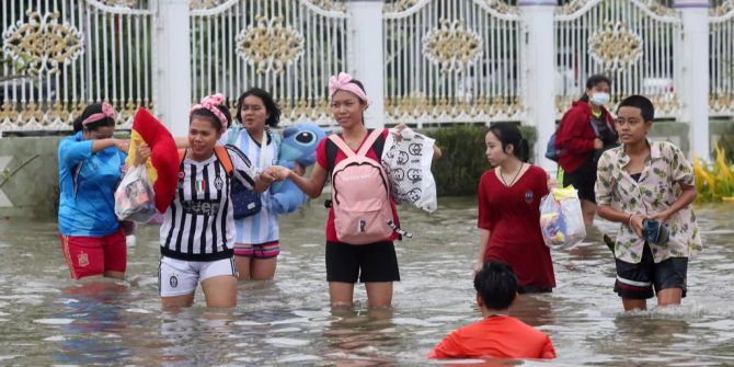 Thailänder im Wasser.