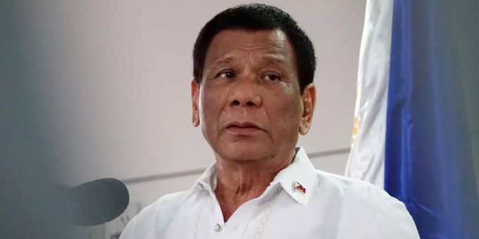 Mit der Massnahme soll der brutale Kampf von Präsident Rodrigo Duterte gegen Drogen und Kriminalität ausgeweitet werden. Philippinischer Präsident Rodrigo Duterte bei einer Ansprache.