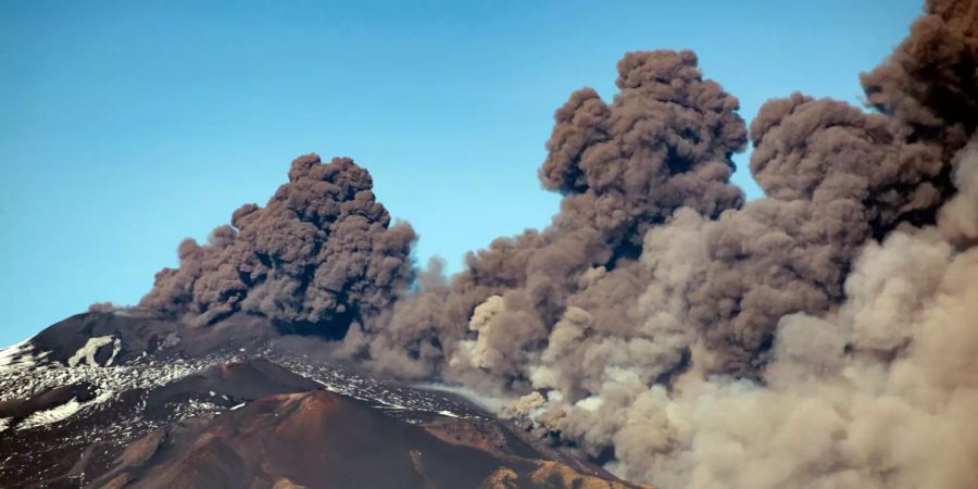 Eine dunkle Aschewolke steigt von dem Vulkan Ätna auf.