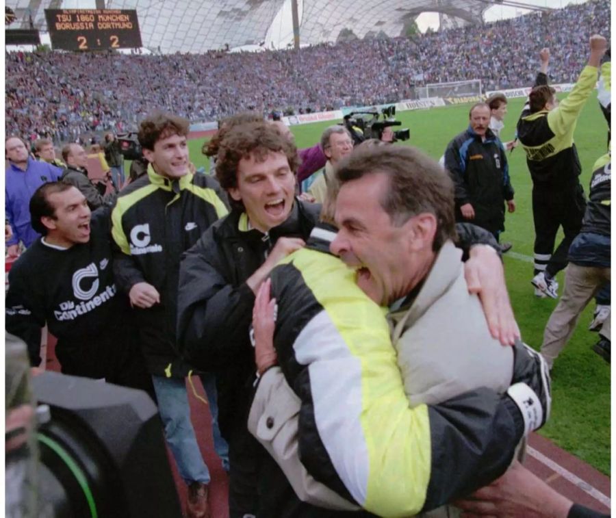 Ottmar HItzfeld feiert 1996 die Meisterschaft in der Bundesliga mit Borussia Dortmund.