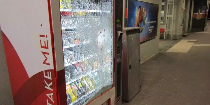 Netstal - Selecta-Automat ausgeräumt
