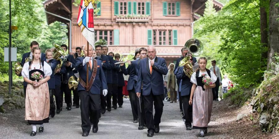 Die Musikgesellschaft Brienzwiler zieht durch das Ballenberg Museum.