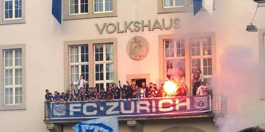 Auf dem Balkon des Volkshauses wurden während der Cup-Siegesfeier Pyros gezündet.