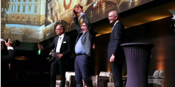 Hanspeter Lienhart (m.) freut sich neben Moderator Reto Brennwald (l.) und «IG Freiheit»-Präsident Gregor Rutz (r.) über den Preis. Hanspeter Lienhart (m.) freut sich neben Moderator Reto Brennwald (l.) und «IG Freiheit»-Präsident Gregor Rutz (r.) über den Preis.