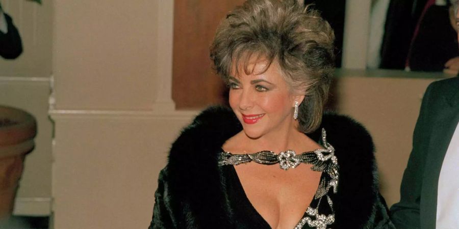 Elizabeth Taylor brachte es ebenfalls auf acht Ehen. Ihren Schauspielkollegen Richard Burton (1925-1984) heiratete die Hollywood-Legende gleich zweimal. Ihr Jawort gab Taylor, die 2011 im Alter von 79 Jahren starb, auch dem Schauspieler Michael Wilding und dem Produzenten Michael Todd.