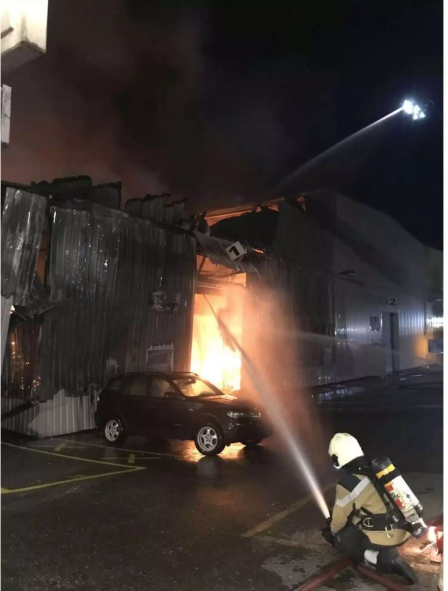 Zum Zeitpunkt des Communiqués der Kapo ist die Feuerwehr immer noch im Einsatz.