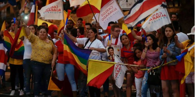 Anhänger von Carlos Alvarado feiern ihren Kandidaten Anhänger von Carlos Alvarado feiern ihren Kandidaten