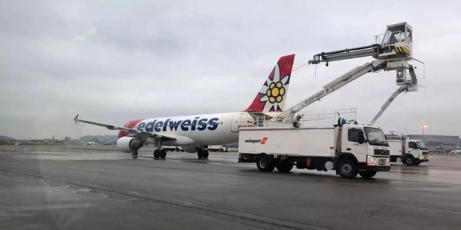 Auch ein Flieger der Edelweiss bekam eine chemische Heisswasserdusche.