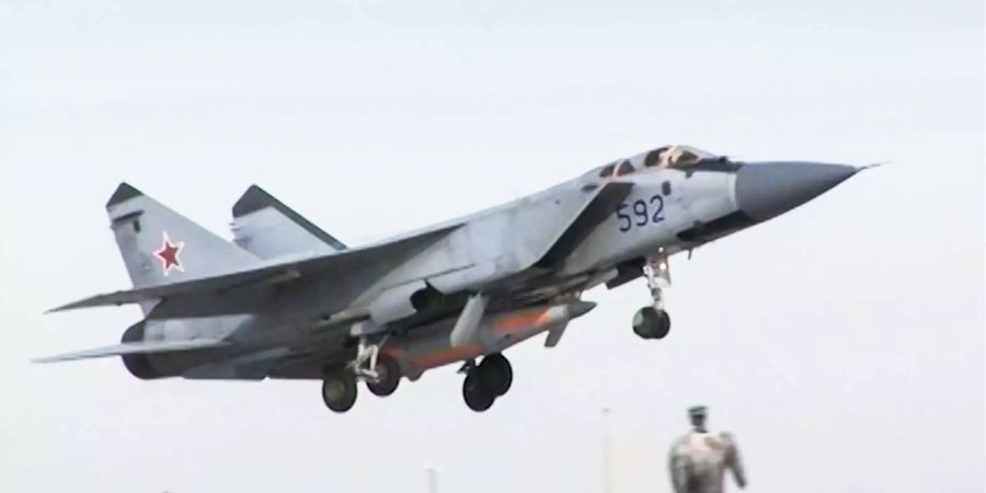 Dieses Kampfflugzeug hat eine Hyperschallrakete an Board.