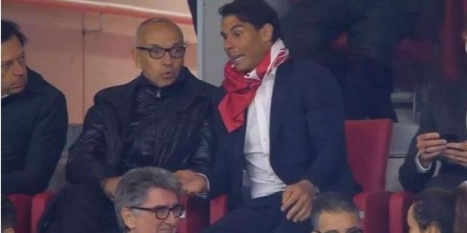 Der vermeintliche Schal entpuppte sich als Atlético-Shirt. Der vermeintliche Schal entpuppte sich als Atlético-Shirt.