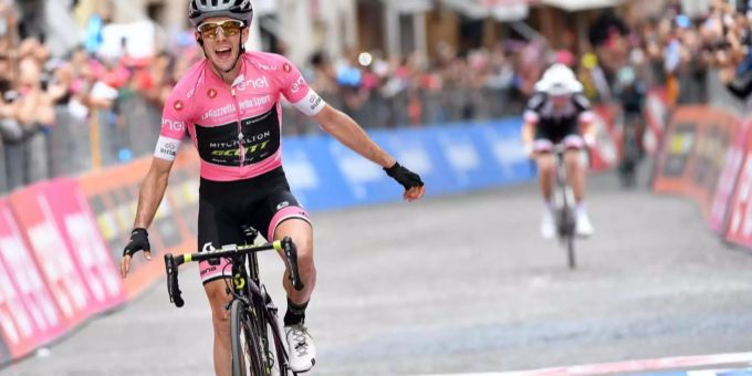 Simon Yates gewinnt die Etappe in Osimo. Simon Yates gewinnt die Etappe in Osimo.