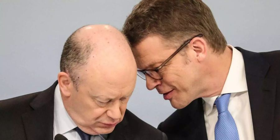 John Cryan (l.) übergibt die Spitzenposition der Deutschen Bank an Christian Sewing ab.