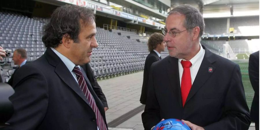 Tschäppät im Jahr 2007 mit Michel Platini.