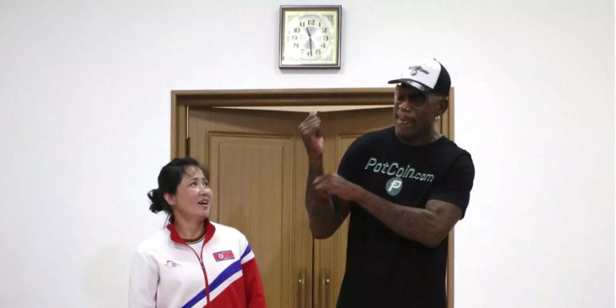 Dennis Rodman und eine Nordkoreanische Olypia-Sportlerin 2017.