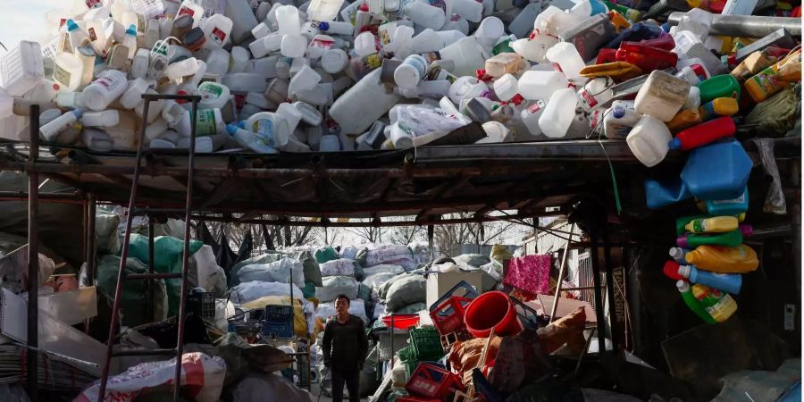 Eine chinesische Sammel- und Sortieranlage für Plastikmüll.