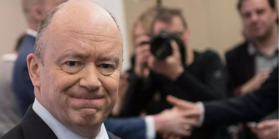 Deutsche Bank-Chef John Cryan hat einen dicken Hals.