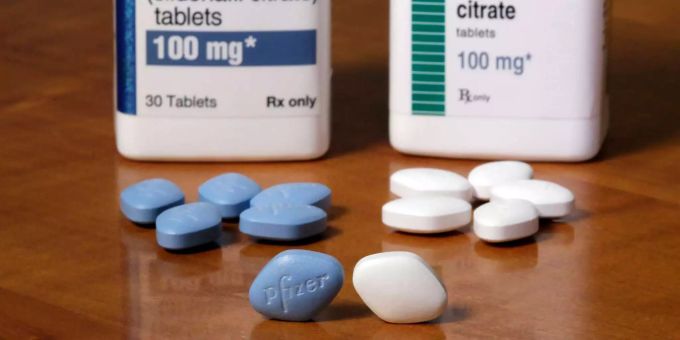 Die blauen Viagra-Pillen und weisse generische Varianten. Die blauen Viagra-Pillen und weisse generische Varianten.