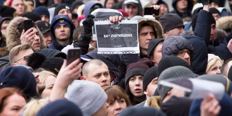 Die Menschen von Kemerowo demonstrieren gegen Missstände.