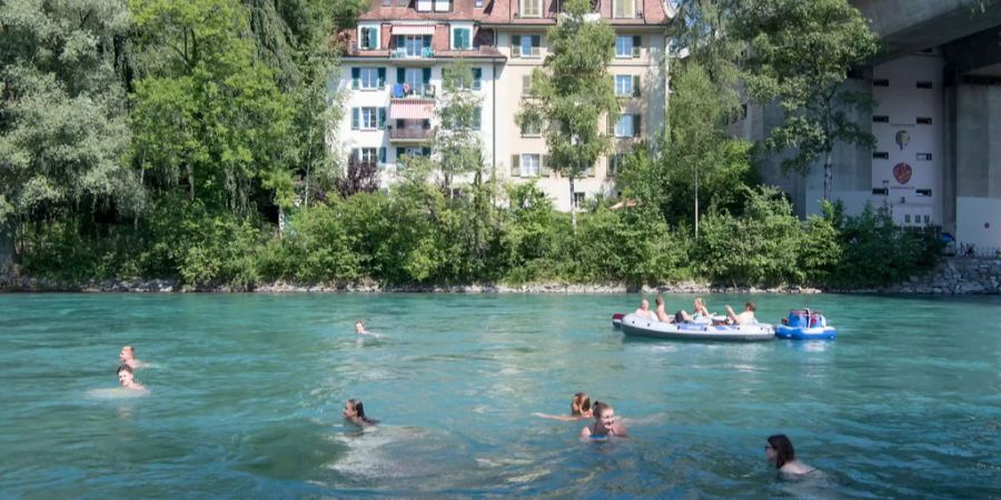 Auch beim Böötlen: Zum Schutz rät die SLRG, nie alkoholisiert ins Wasser zu gehen.