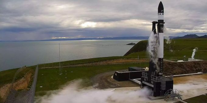 Ein undatiertes Bild der Firma zeigt die Rakete vor dem Start auf der Mahia Peninsula in Neuseeland. Ein undatiertes Bild der Firma zeigt die Rakete vor dem Start auf der Mahia Peninsula in Neuseeland.