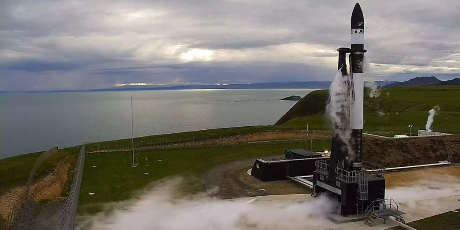 Ein undatiertes Bild der Firma zeigt die Rakete vor dem Start auf der Mahia Peninsula in Neuseeland.