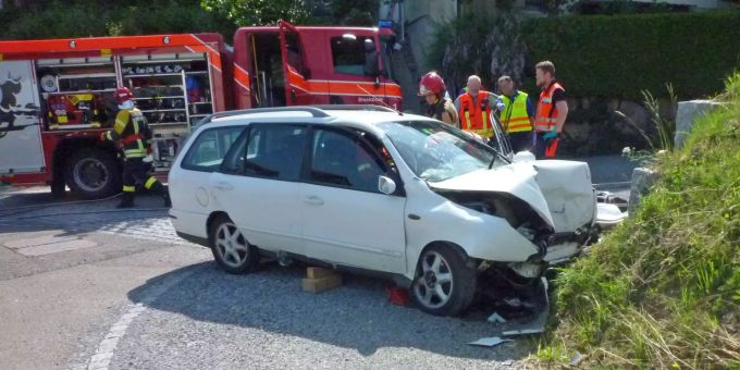 Steckborn - Autofahrer kracht in Stützmauer
