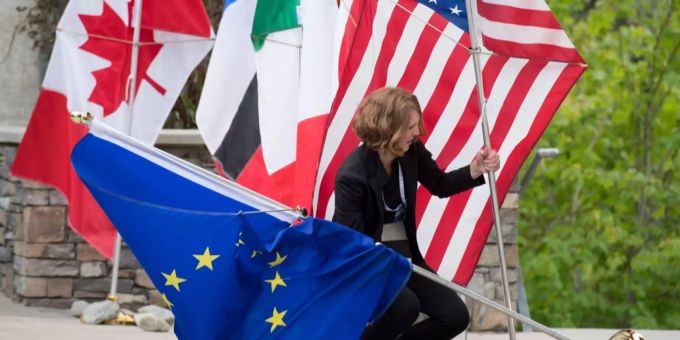 Symbolisch für den G7-Gipfel: Eine Person des Organisations-Team muss die Flaggen der G7-Länder vor dem Umfallen retten. g7