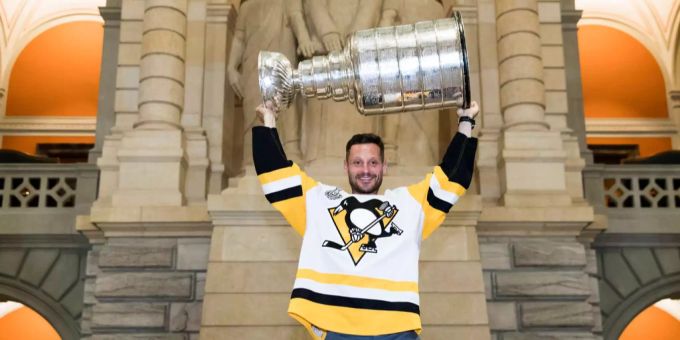 Mark Streit gewann zum Abschluss seiner Profi-Karriere den Stanley Cup. Mark Streit gewann zum Abschluss seiner Profi-Karriere den Stanley Cup.