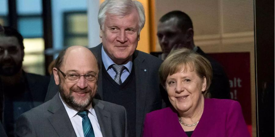 Angela Merkel mit Martin Schulz (l.) und Horst Seehofer.