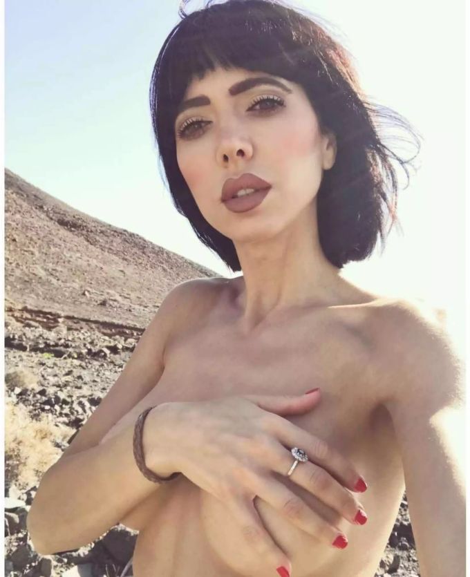 Milo Moiré auf Fuerteventura. Ihre Nacktbilder schiesst ihr Lebenspartner Peter Palm. Milo Moiré auf Fuerteventura. Ihre Nacktbilder schiesst ihr Lebenspartner Peter Palm.