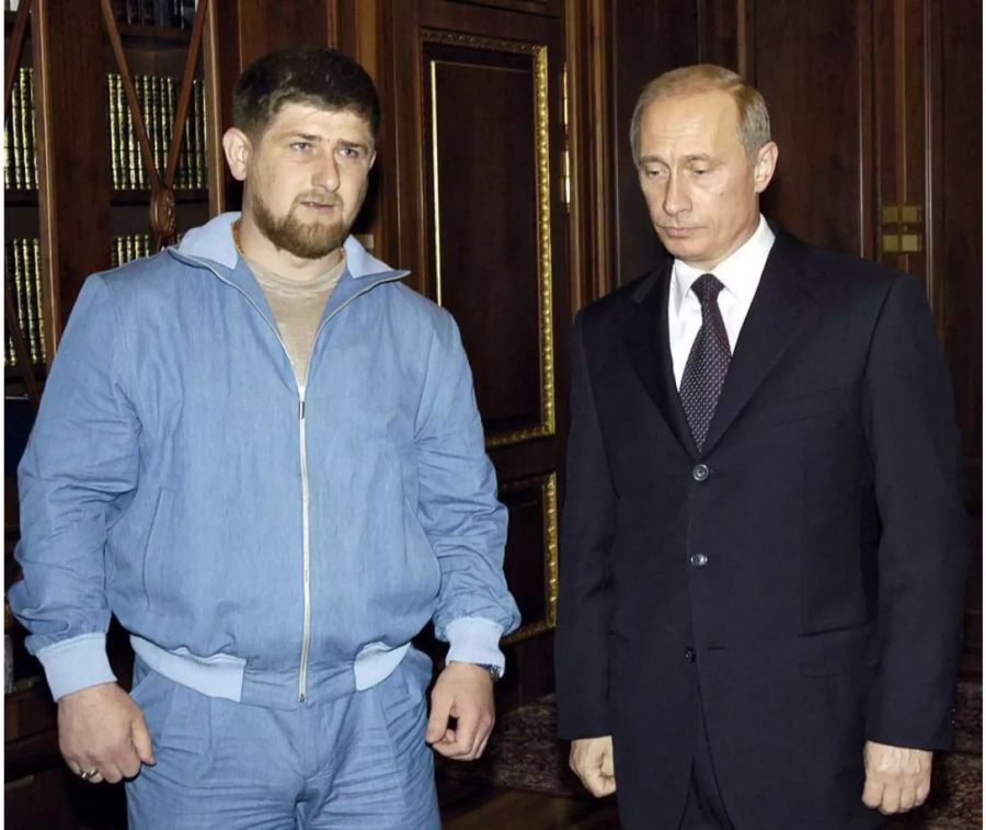 Ramsan Kadyrow (41, hier mit Wladimir Putin) wurde als 30-Jähriger Präsident der russischen Teilrepublik Tschetschenien. Er regiert die Kaukasus-Republik mit eiserner Hand und unterstützt den Ukraine-Krieg.