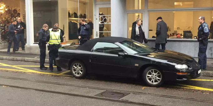 Ein Fahrzeug blockierte in Basel für eine knappe Stunde die Tramlinie 11. Ein Fahrzeug blockierte in Basel für eine knappe Stunde die Tramlinie 11.