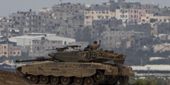 Ein israelischer Panzer steht an der Grenze zum Gazastreifen. Israel