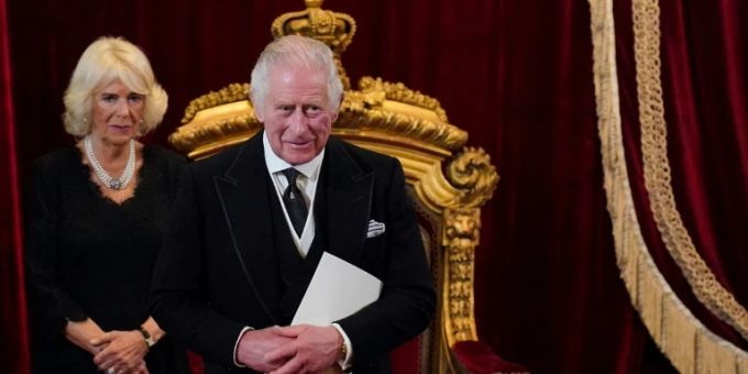 Charles III. und Königsgemahlin Camilla bei der Zeremonie. king charles