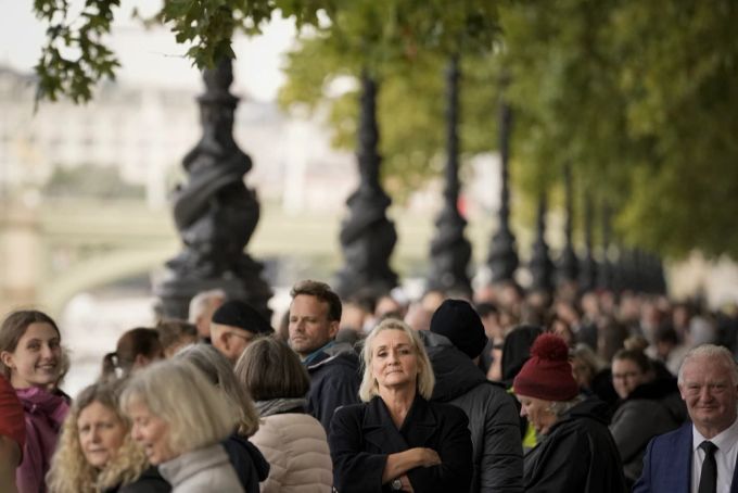 Tausende Menschen stehen bereits Schlange, um die Queen zu sehen. Warteschlange