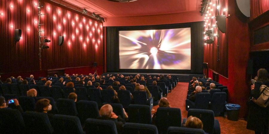 Kinobesucher sitzen zur Premiere des Films «Komm mit mir in das Cinema - Die Gregors» mit Masken und Abstand im Delphi-Filmpalast in Berlin.