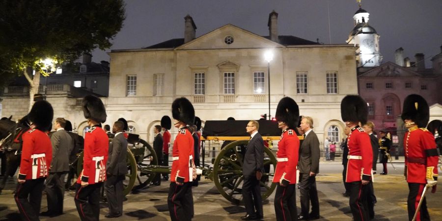 Mitglieder der Königsgarde marschieren bei einer frühmorgendlichen Probe für die Prozession des Sarges von Königin Elizabeth II. vom Buckingham Palace zur Westmister Hall in London.