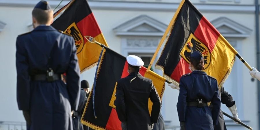 Bundeswehrsoldaten nach Vereidigung