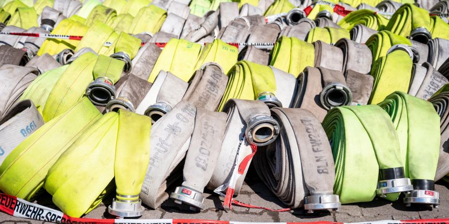 Aufgerollte Feuerwehrschläuche der Feuerwehr Berlin in der Nähe des Sperrgebiets um die Brandstelle am Sprengplatz der Berliner Polizei. Am 04.08.2022 war dort ein Feuer ausgebrochen.