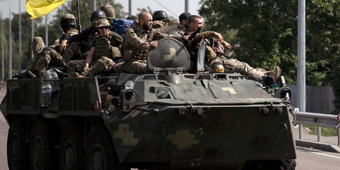 ARCHIV - Ukrainische Soldaten fahren auf einem gepanzerten Fahrzeug auf einer Strasse. Foto: Leo Correa/AP/dpa/Symbolbild ARCHIV - Ukrainische Soldaten fahren auf einem gepanzerten Fahrzeug auf einer Strasse. Foto: Leo Correa/AP/dpa/Symbolbild